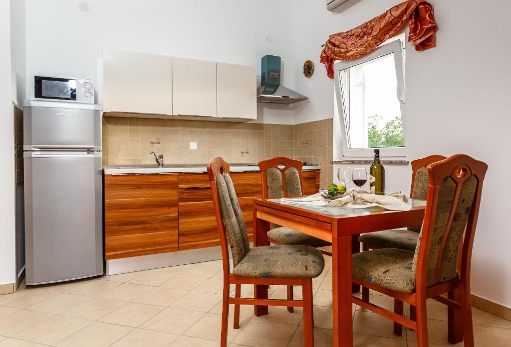 Apartments Mare & Mons Deluxe Малинска Номер фото