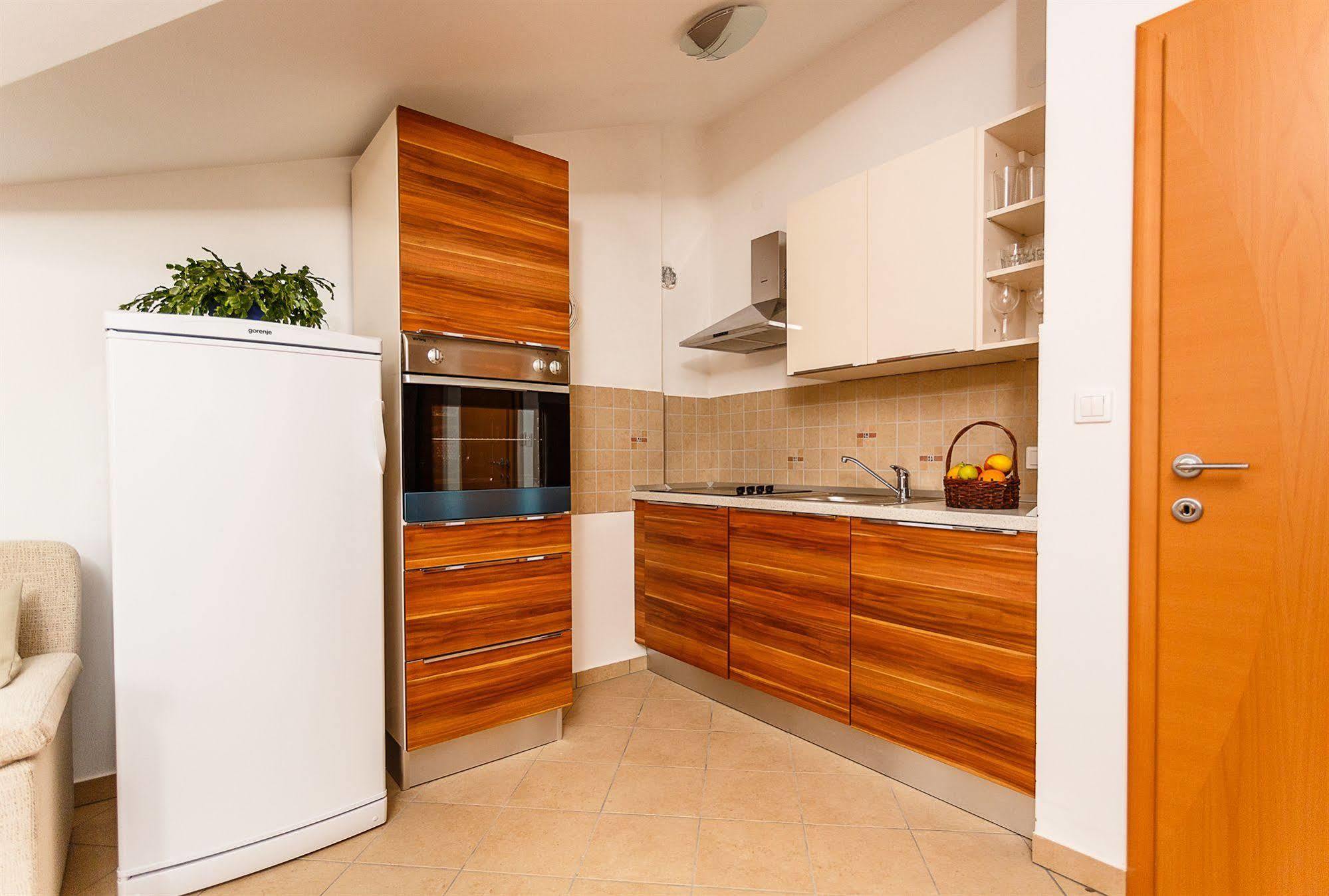 Apartments Mare & Mons Deluxe Малинска Экстерьер фото