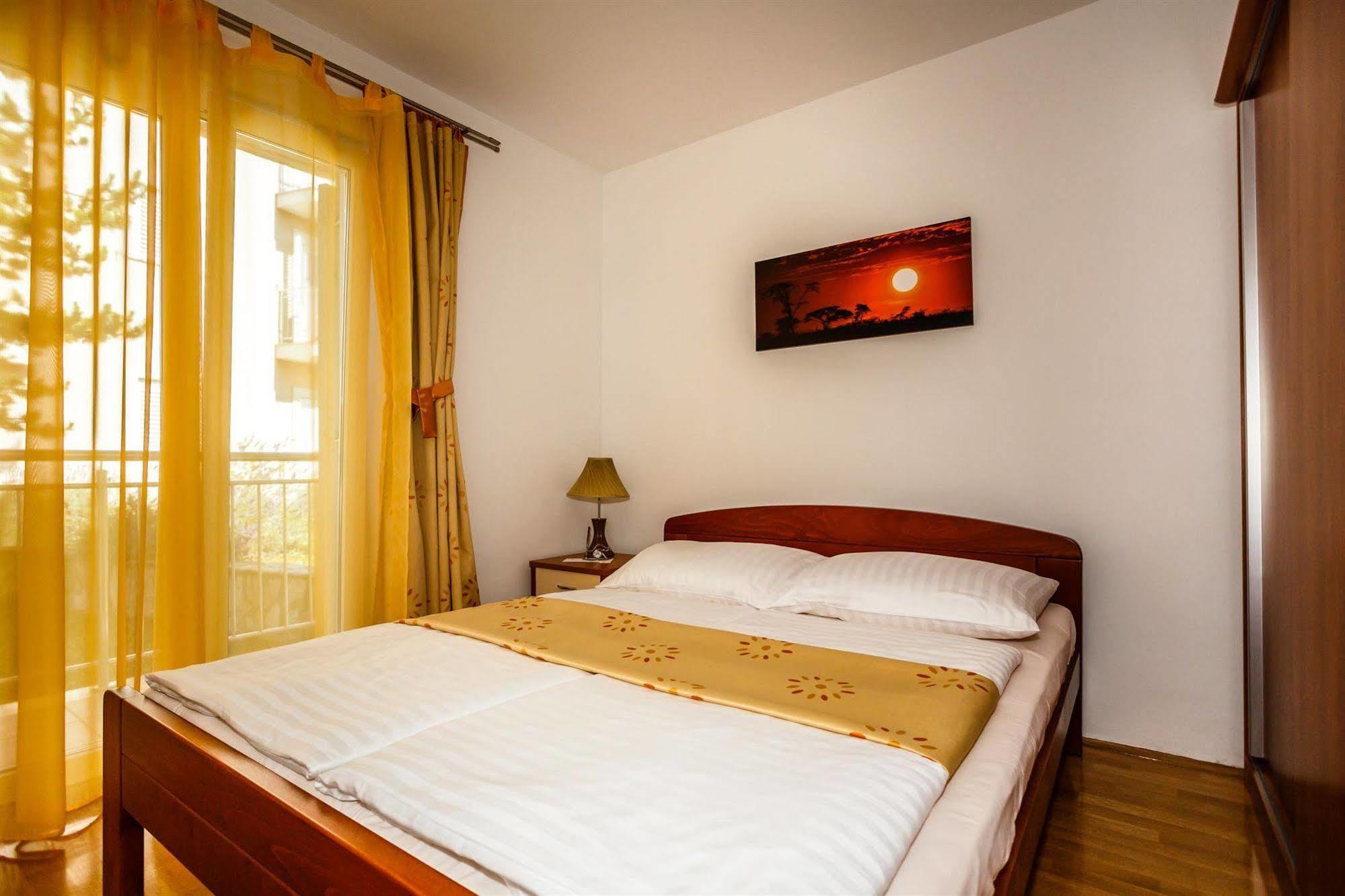 Apartments Mare & Mons Deluxe Малинска Экстерьер фото